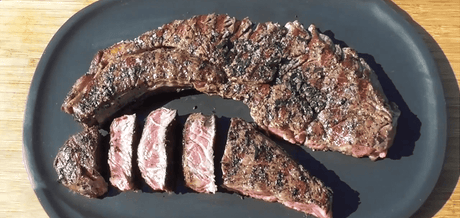 Basse Côte de Boeuf en croûte de thé tranchée vue de haut