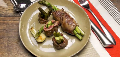 Bavette de bœuf en Fagot d'Asperges sur une assiette marron