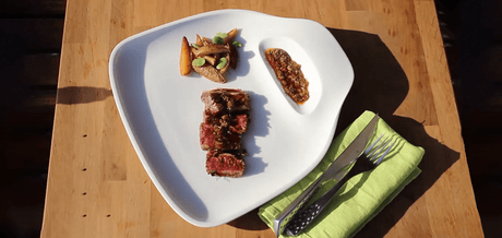Assiette de côte de boeuf au barbecue tranchée