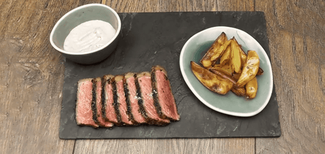 Faux-Filet de Boeuf en croûte d'herbe sur une ardoise accompagné de pommes frites et d'une sauce blanche