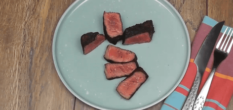 Pavé de Boeuf en croûte d'épices tranché vue de haut