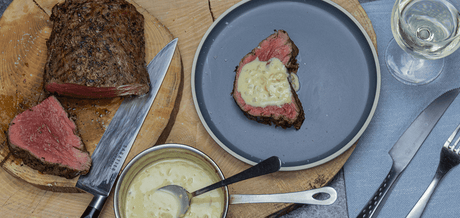 Rôti de bœuf en croûte d'herbes recouvert d'une sauce blanche
